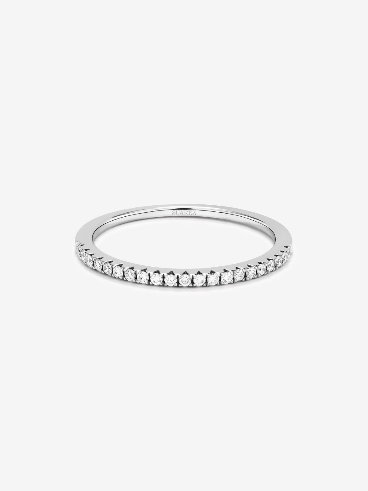 Alianza media de compromiso de oro blanco de 18K con diamantes en garra 0,10ct