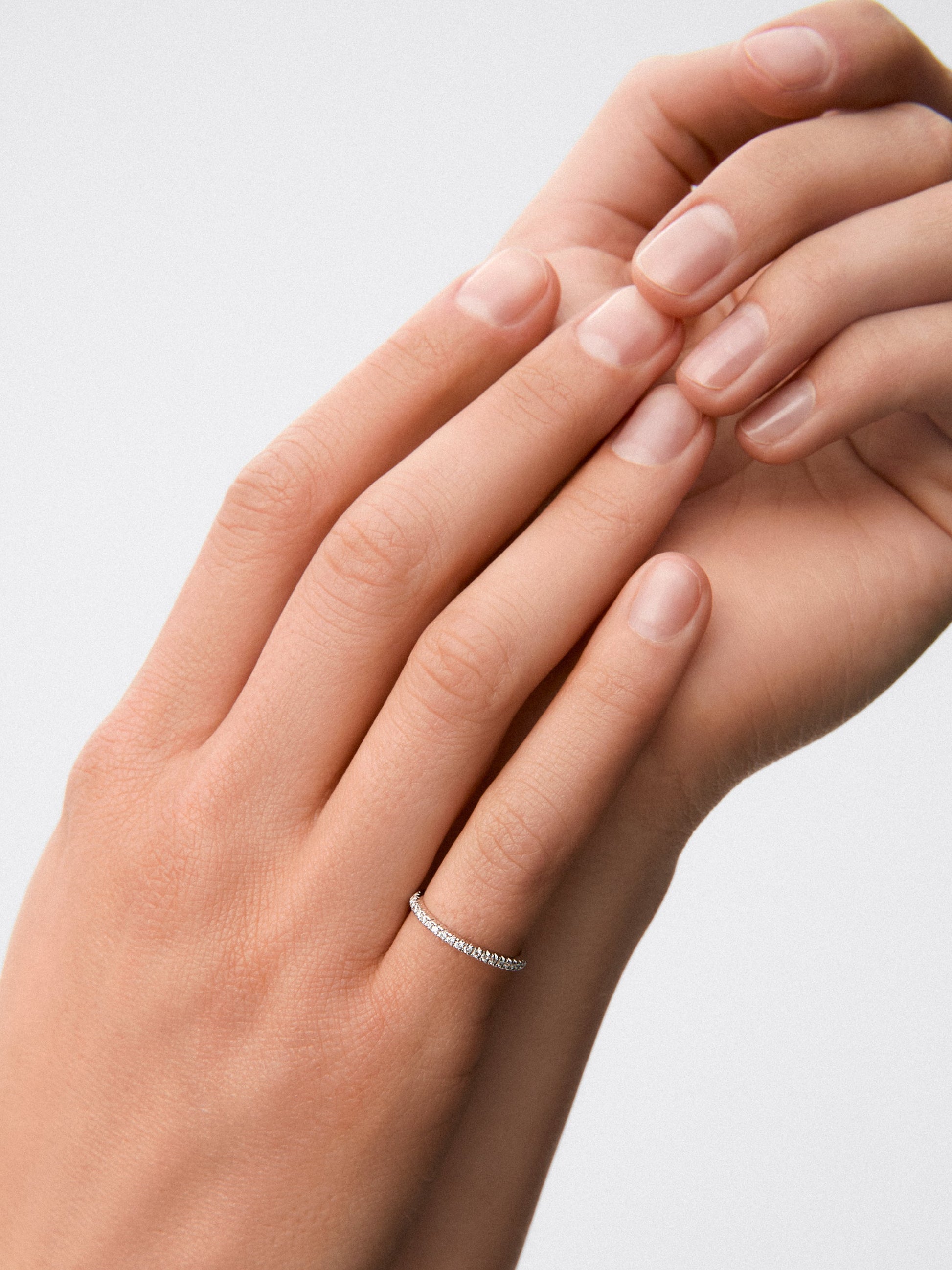 Alianza media de compromiso de oro blanco de 18K con diamantes en garra 0,10ct