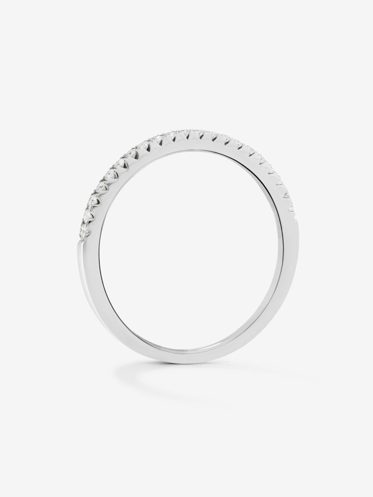 Alianza media de compromiso de oro blanco de 18K con diamantes en garra 0,10ct