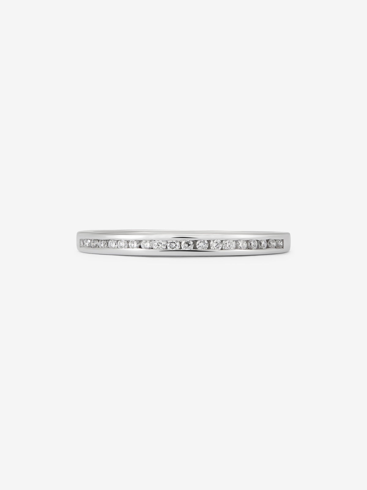 Media alianza de oro blanco de 18K con 19 diamantes en talla brillante con un total de 0,1 cts