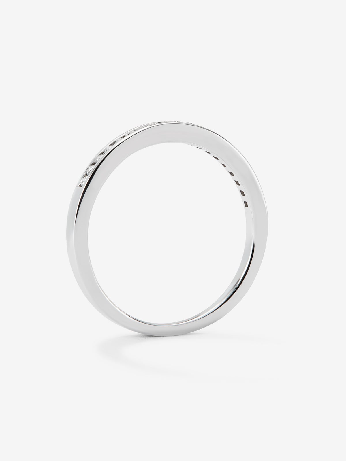 Media alianza de oro blanco de 18K con 19 diamantes en talla brillante con un total de 0,1 cts