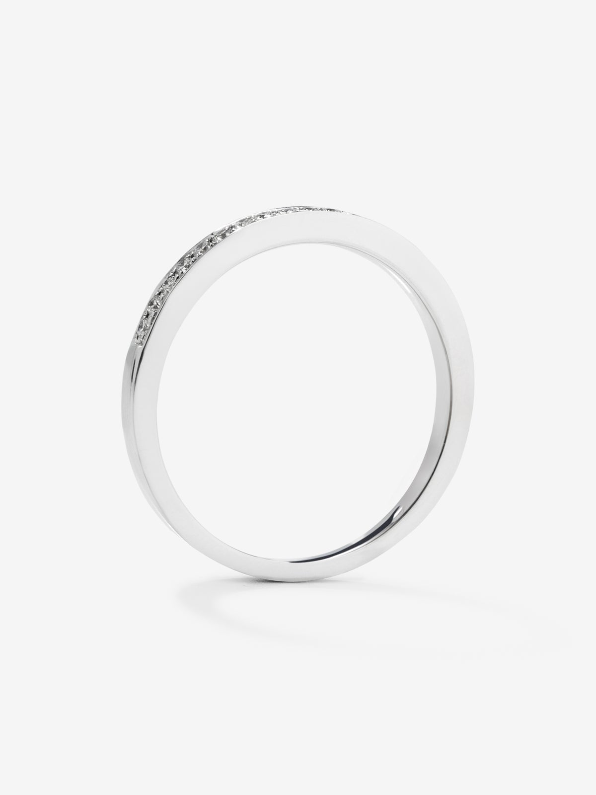 Anillo alianza media de compromiso de oro blanco de 18K con diamantes en banda 0,10ct