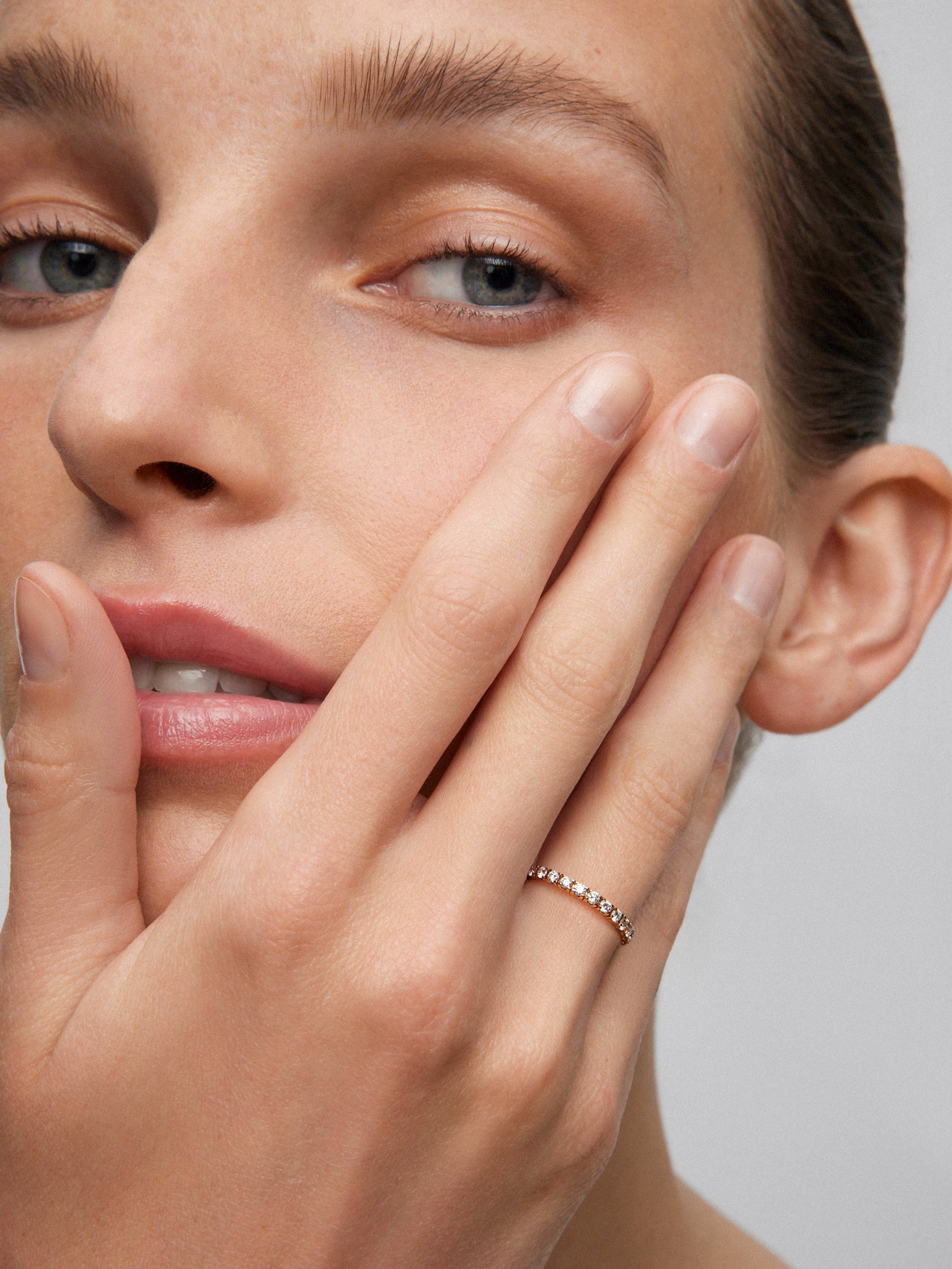 Media alianza de oro amarillo de 18K con diamantes