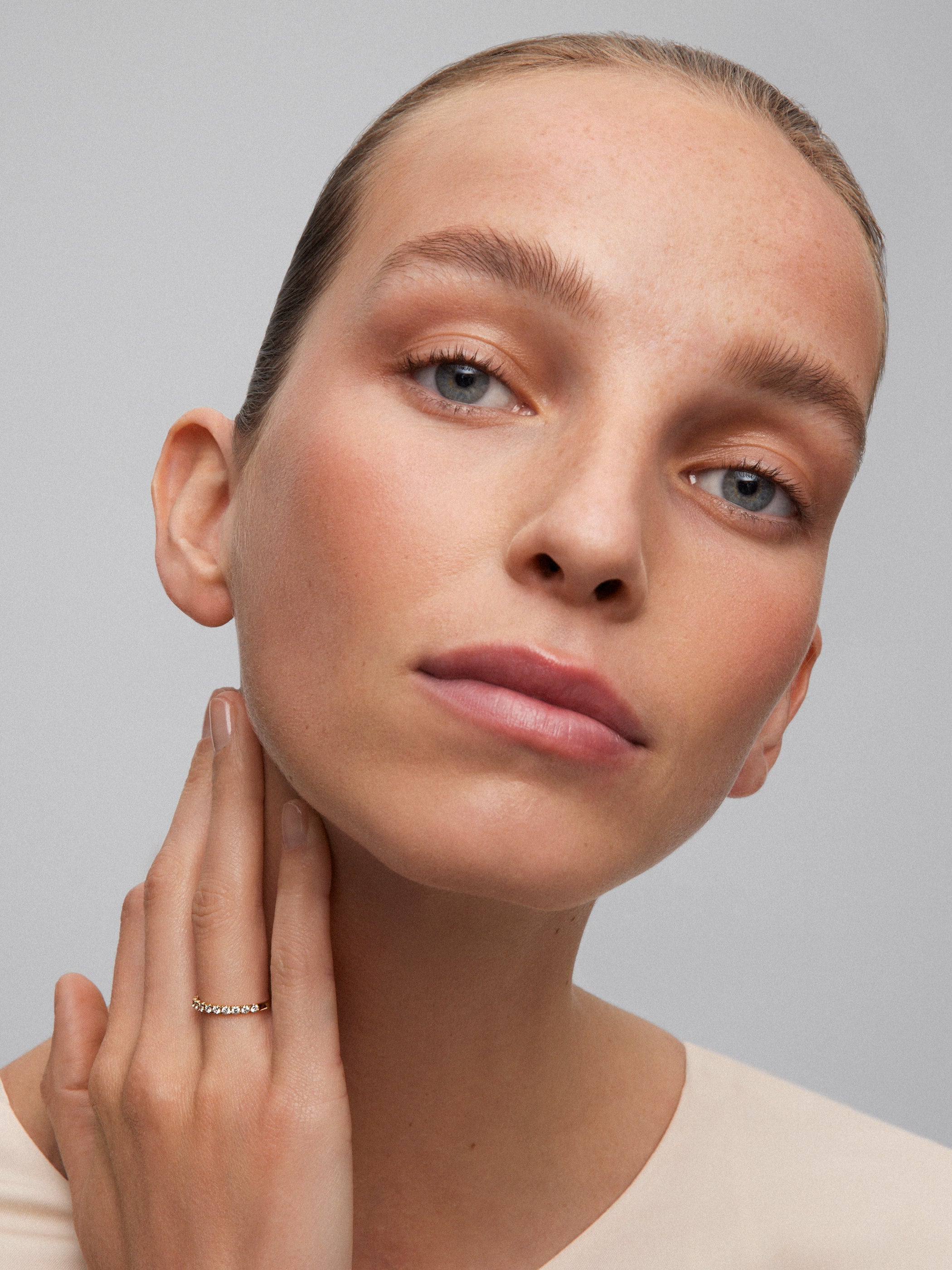 Media alianza de oro amarillo de 18K con diamantes