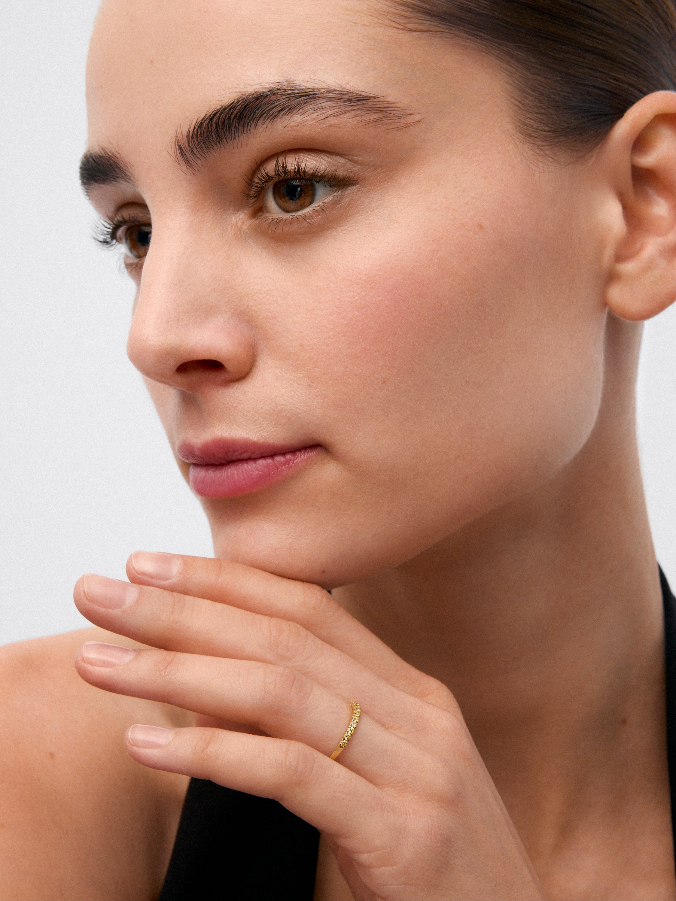 Media alianza de oro amarillo de 18K con diamantes