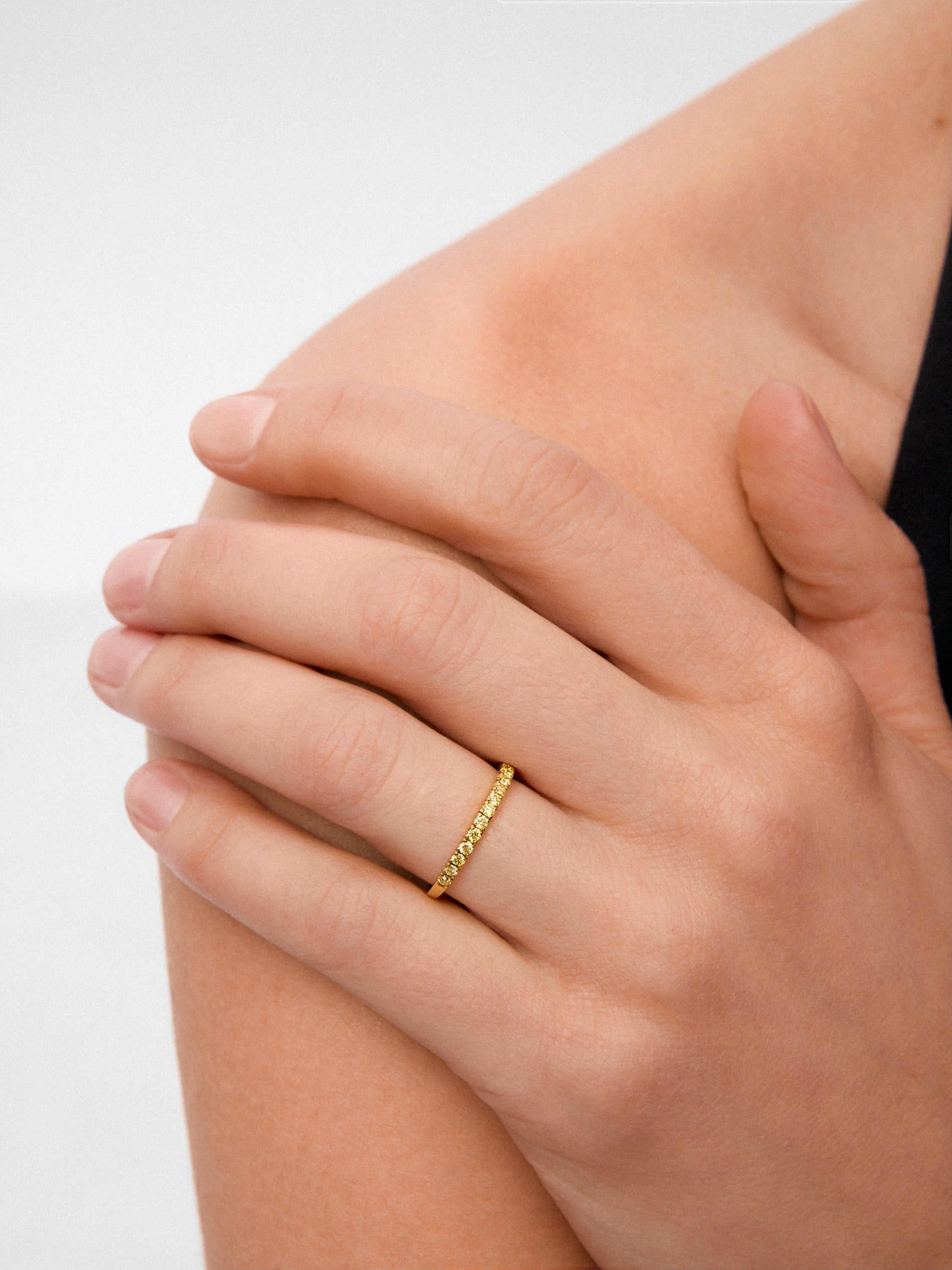 Media alianza de oro amarillo de 18K con diamantes