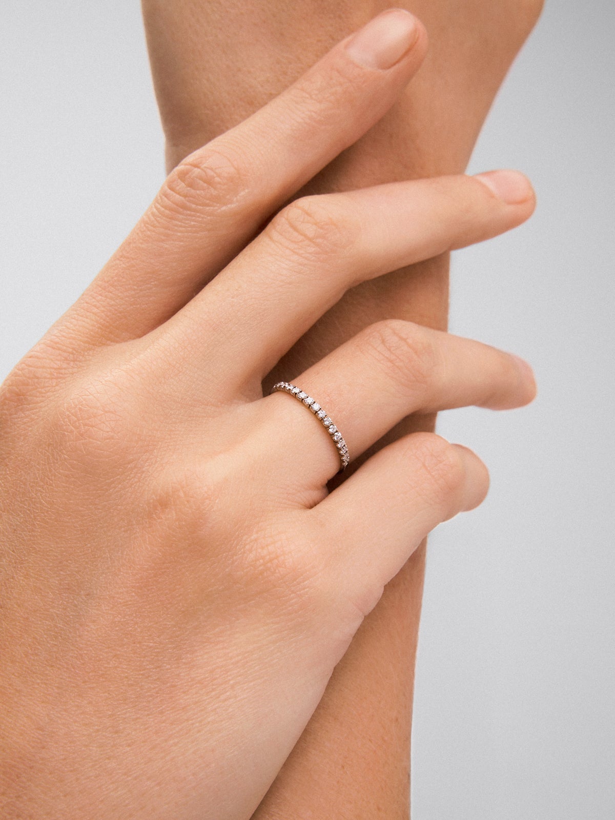 Media alianza de oro blanco de 18K con 16 diamantes en talla brillante con un total de 0,16 cts