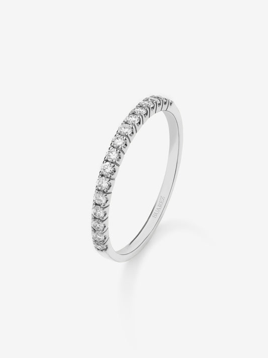 Media alianza de oro blanco de 18K con 16 diamantes en talla brillante con un total de 0,24 cts