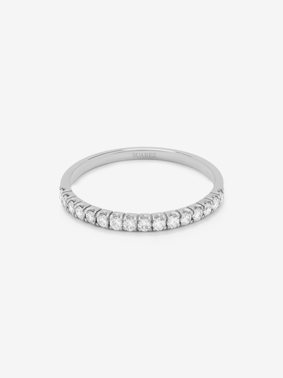 Media alianza de oro blanco de 18K con 13 diamantes en talla brillante con un total de 0,39 cts