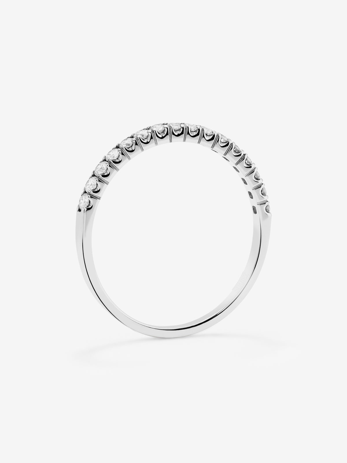 Media alianza de oro blanco de 18K con 16 diamantes en talla brillante con un total de 0,24 cts
