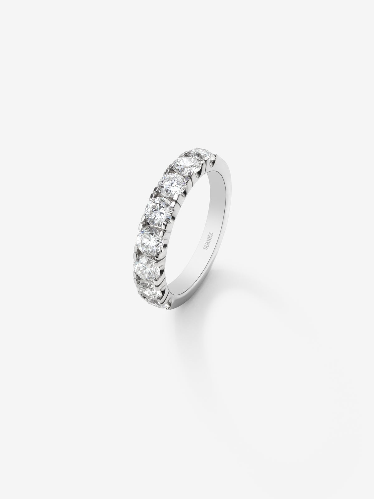 Media alianza de oro blanco de 18K con 11 diamantes en talla brillante con un total de 0,55 cts