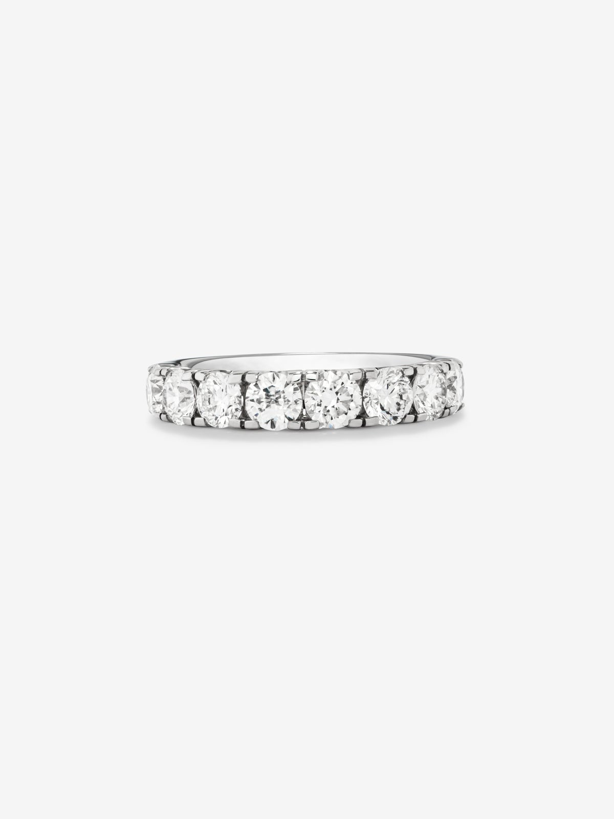 Media alianza de oro blanco de 18K con 11 diamantes en talla brillante con un total de 0,55 cts