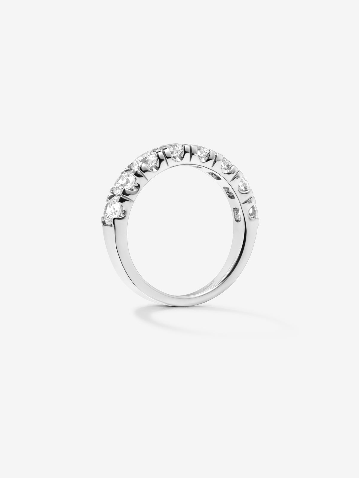 Media alianza de oro blanco de 18K con 11 diamantes en talla brillante con un total de 0,55 cts