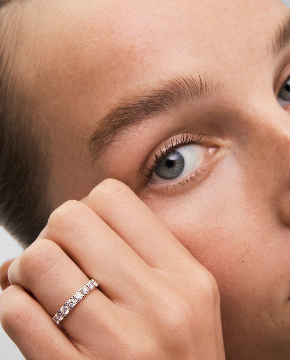 Media alianza de oro blanco de 18K con 9 diamantes en talla brillante con un total de 0,81 cts