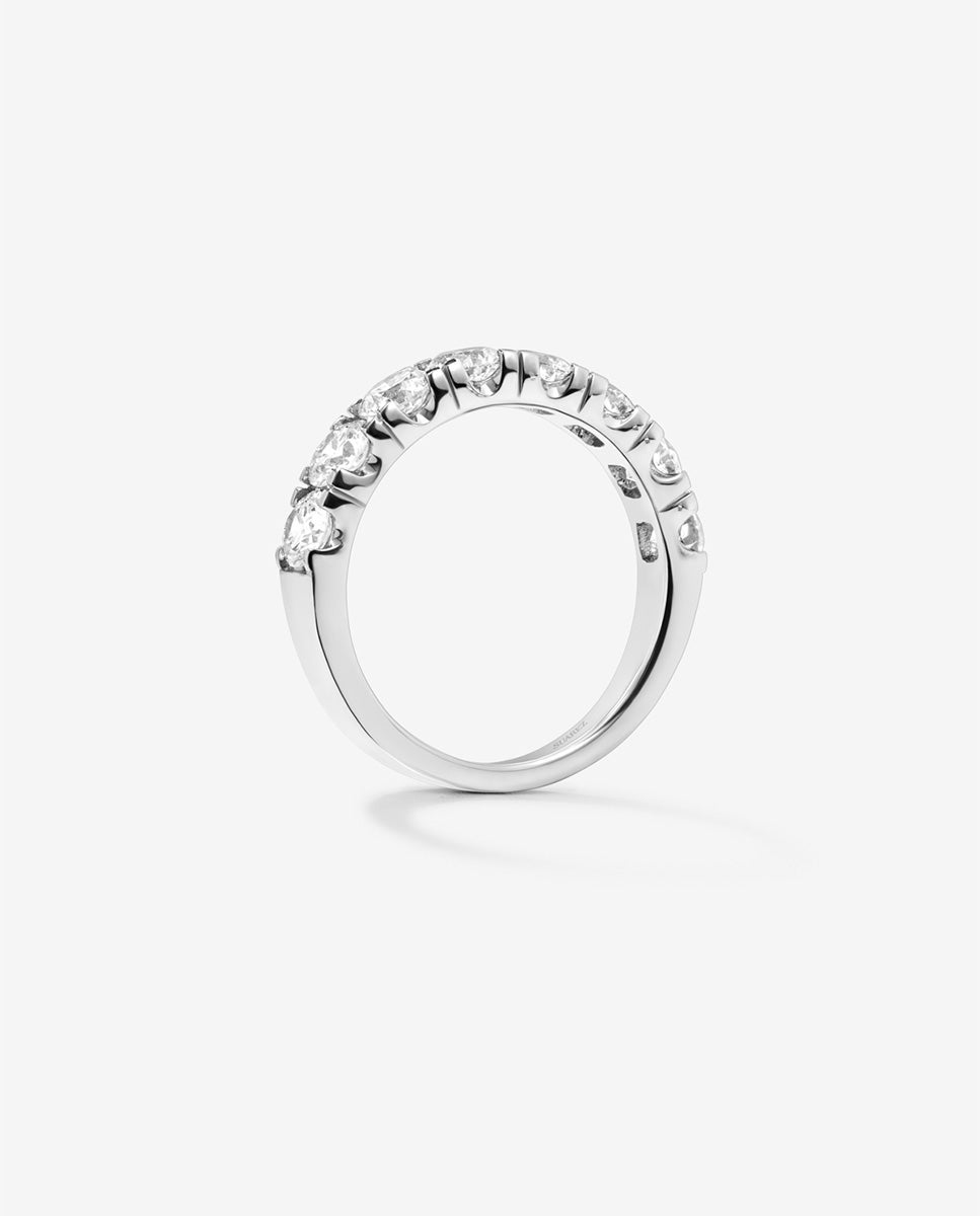Media alianza de oro blanco de 18K con 9 diamantes en talla brillante con un total de 0,81 cts