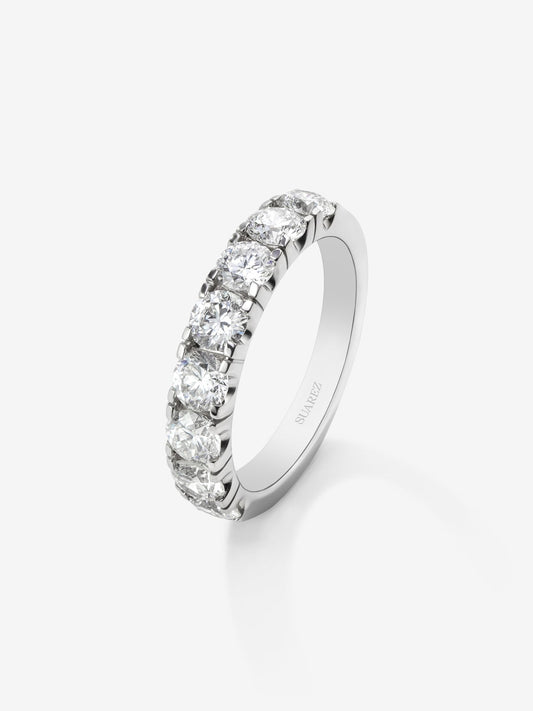 Media alianza de oro blanco de 18K con 9 diamantes en talla brillante con un total de 0,81 cts