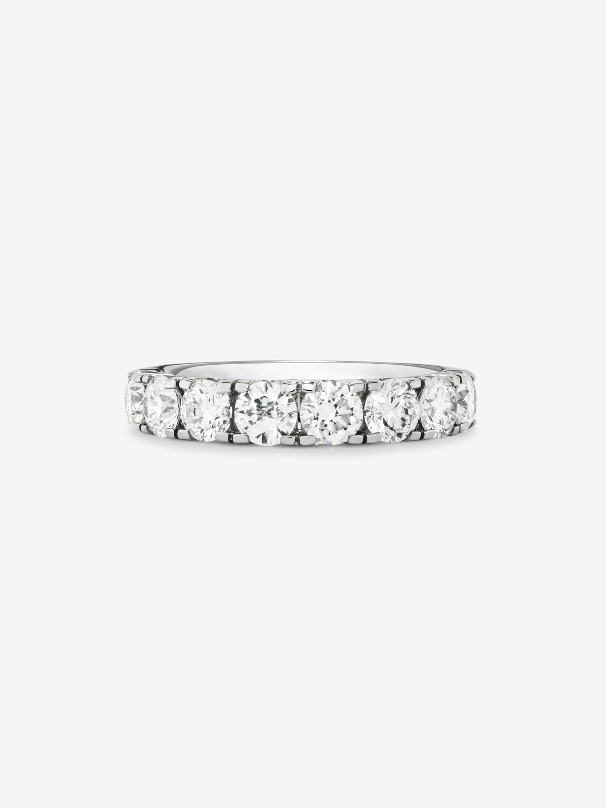 Media alianza de oro blanco de 18K con 9 diamantes en talla brillante con un total de 0,81 cts