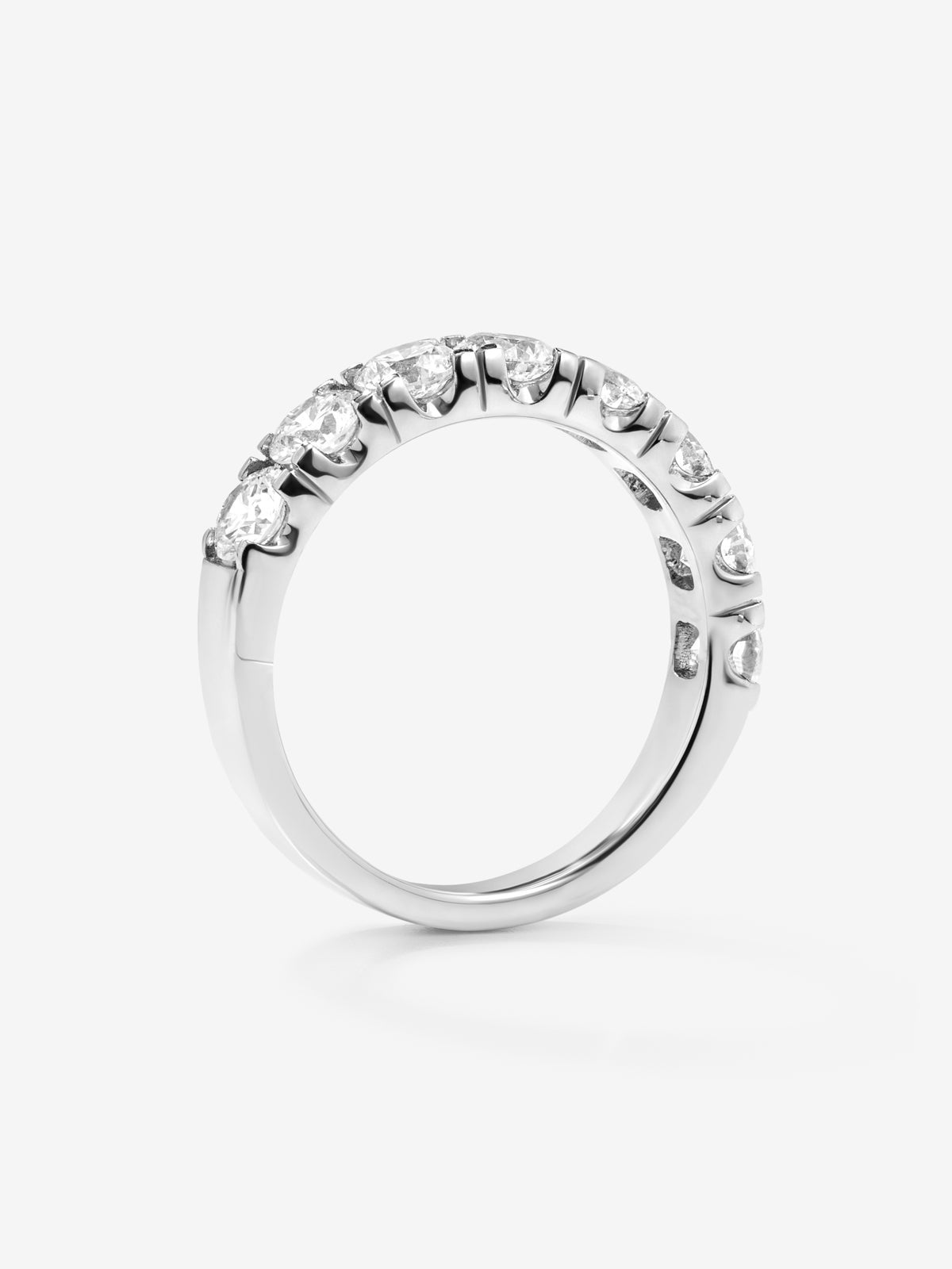 Media alianza de oro blanco de 18K con 9 diamantes en talla brillante con un total de 0,81 cts