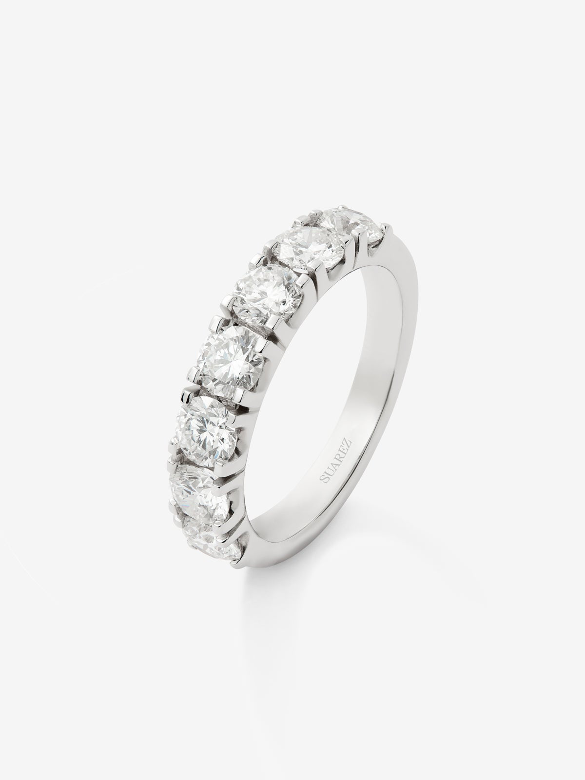 Media alianza de oro blanco de 18K con 7 diamantes en talla brillante con un total de 1,77 cts