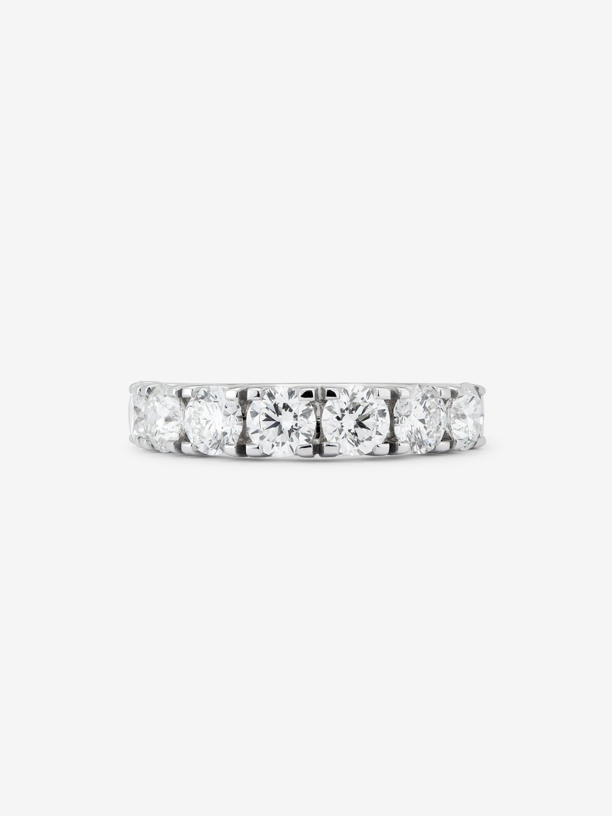 Media alianza de oro blanco de 18K con 7 diamantes en talla brillante con un total de 1,77 cts