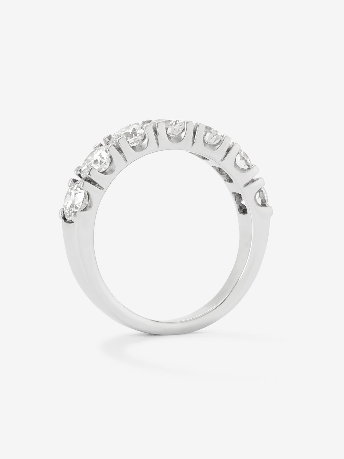 Media alianza de oro blanco de 18K con 7 diamantes en talla brillante con un total de 1,77 cts