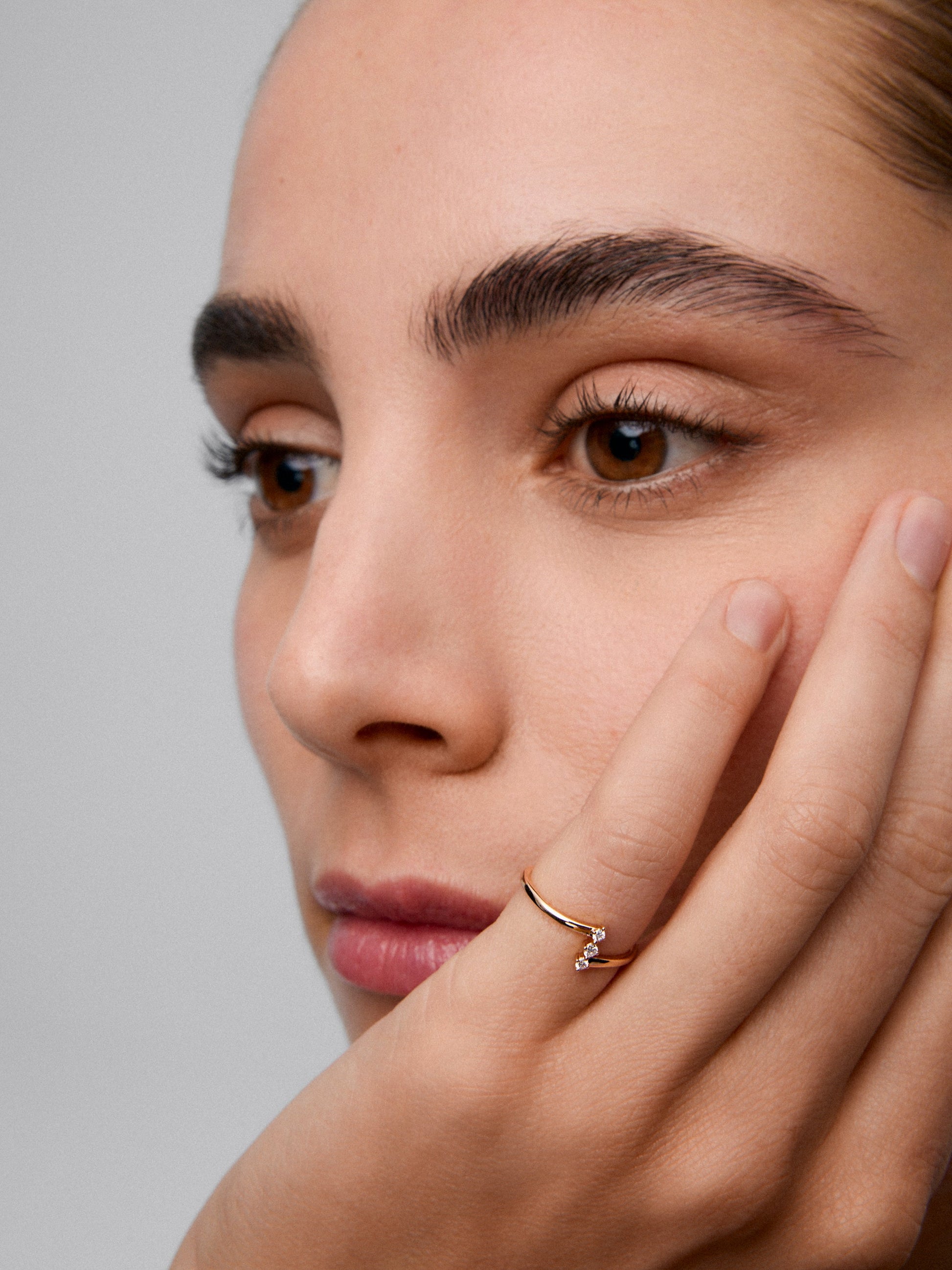 Media alianza de oro rosa de 18K con 15 diamantes en talla brillante con un total de 0,3 cts