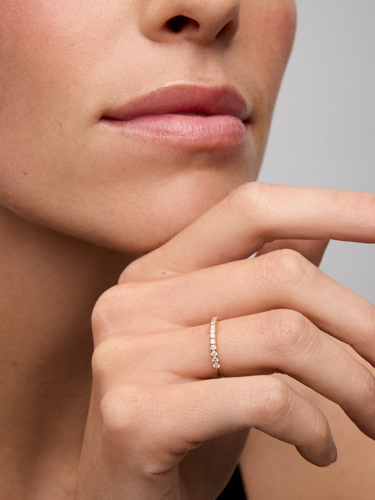 Media alianza de oro rosa de 18K con 15 diamantes en talla brillante con un total de 0,3 cts