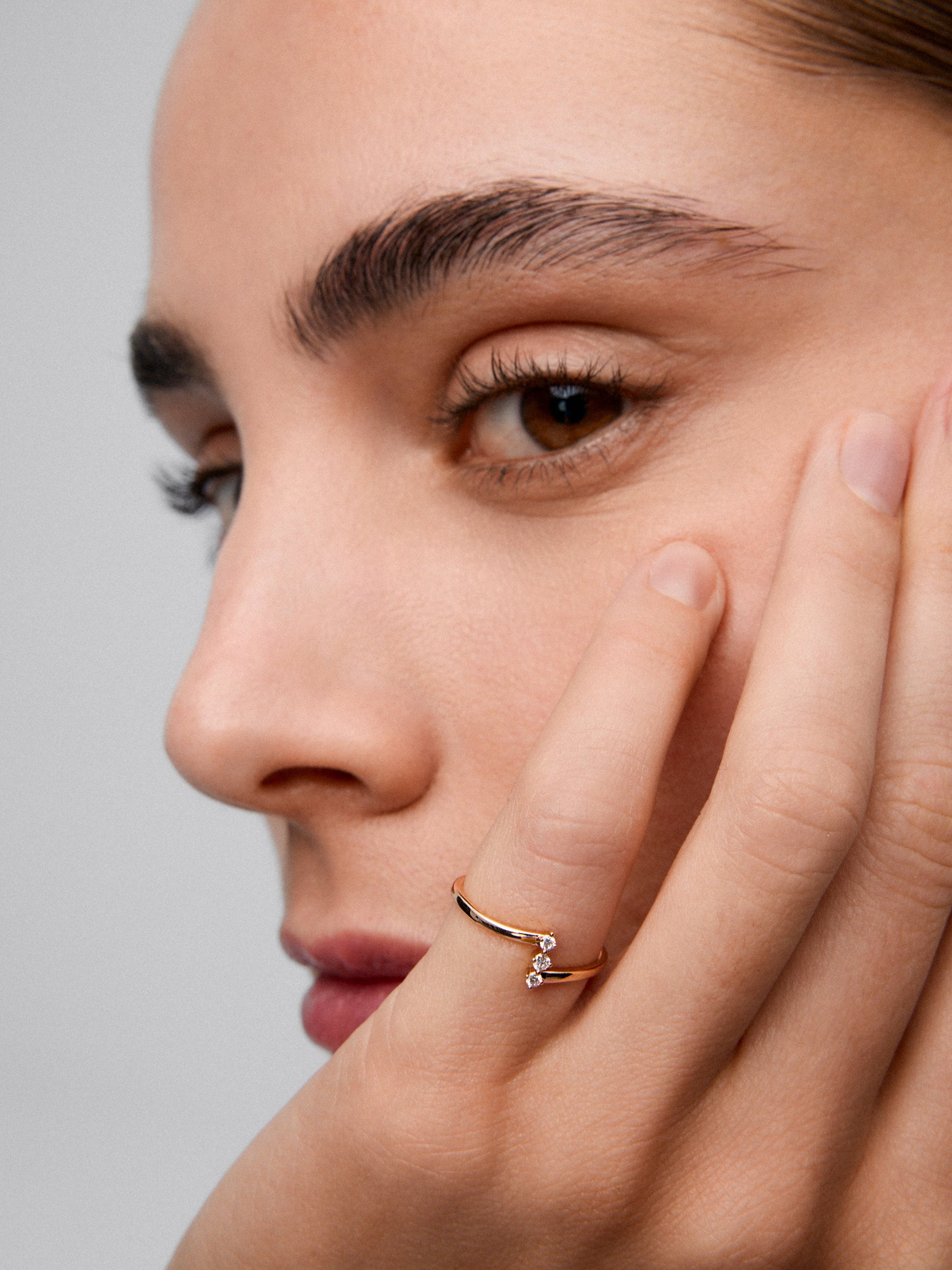 Media alianza de oro rosa de 18K con 15 diamantes en talla brillante con un total de 0,3 cts