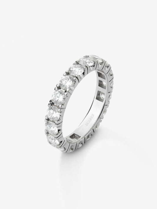 Alianza entera de oro blanco de 18K con 18 diamantes en talla brillante con un total de 2,5 cts
