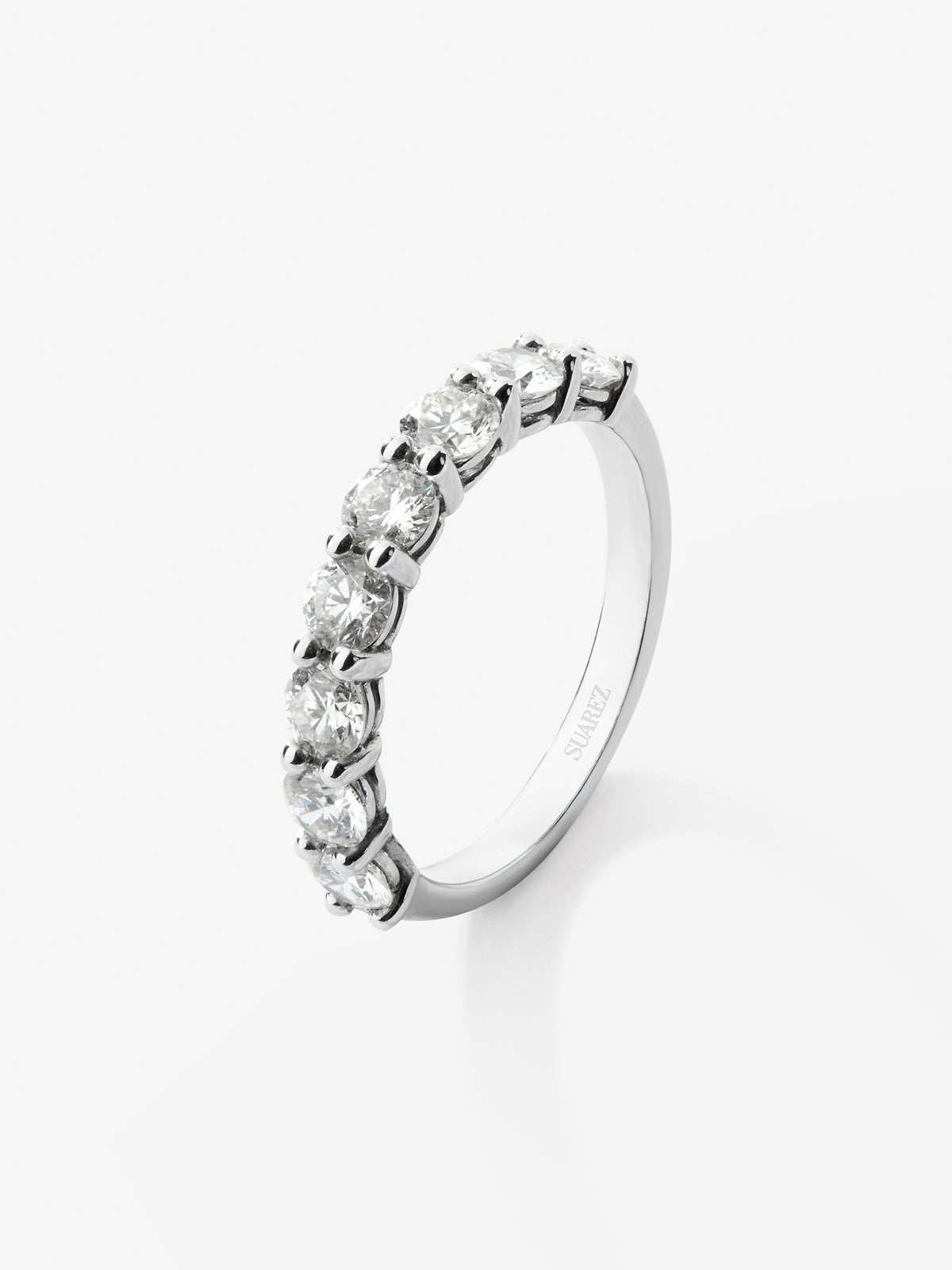 Media alianza de oro blanco de 18K con 10 diamantes en talla brillante con un total de 0,71 cts