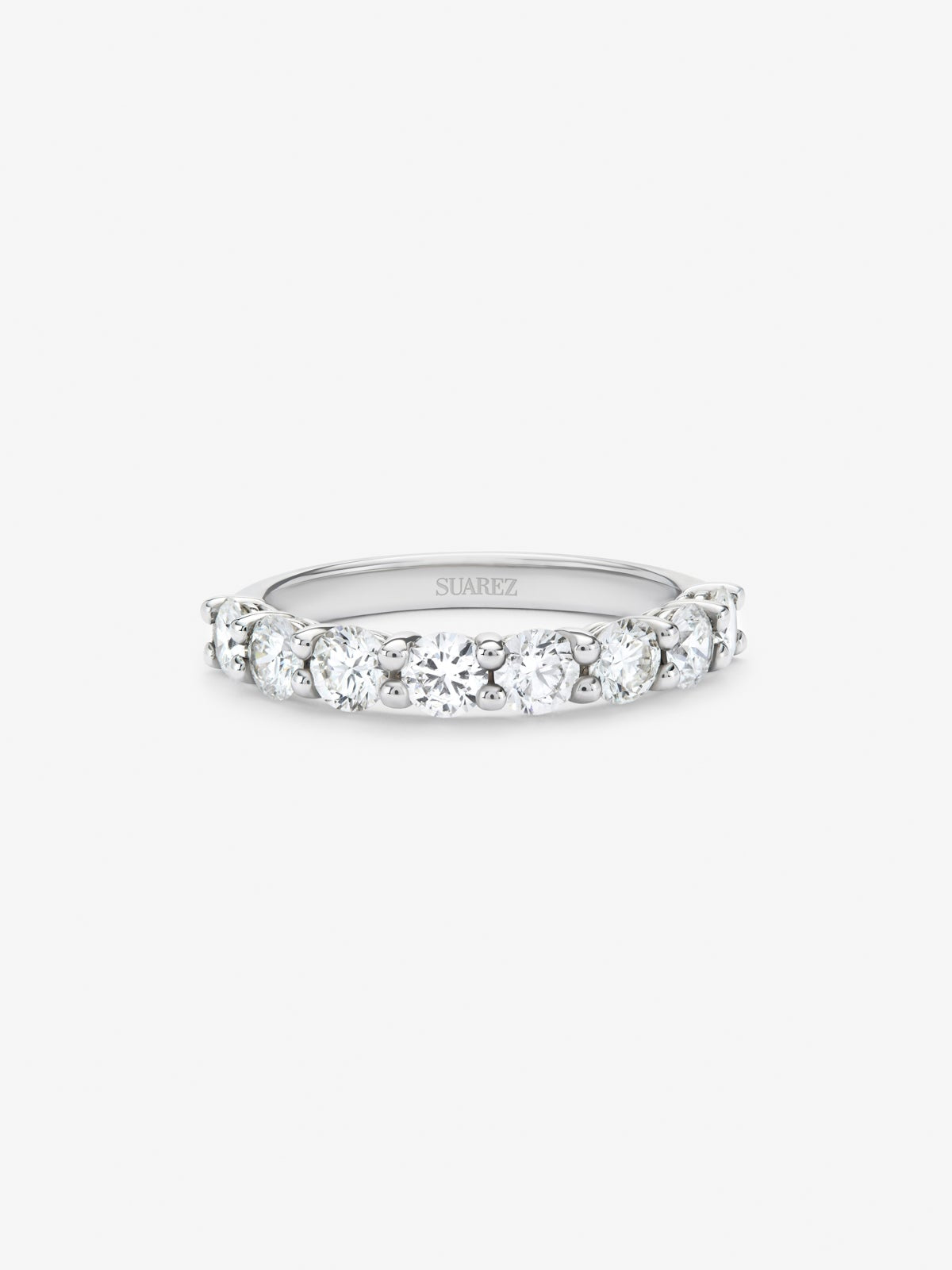Media alianza de oro blanco de 18K con 10 diamantes en talla brillante con un total de 0,71 cts
