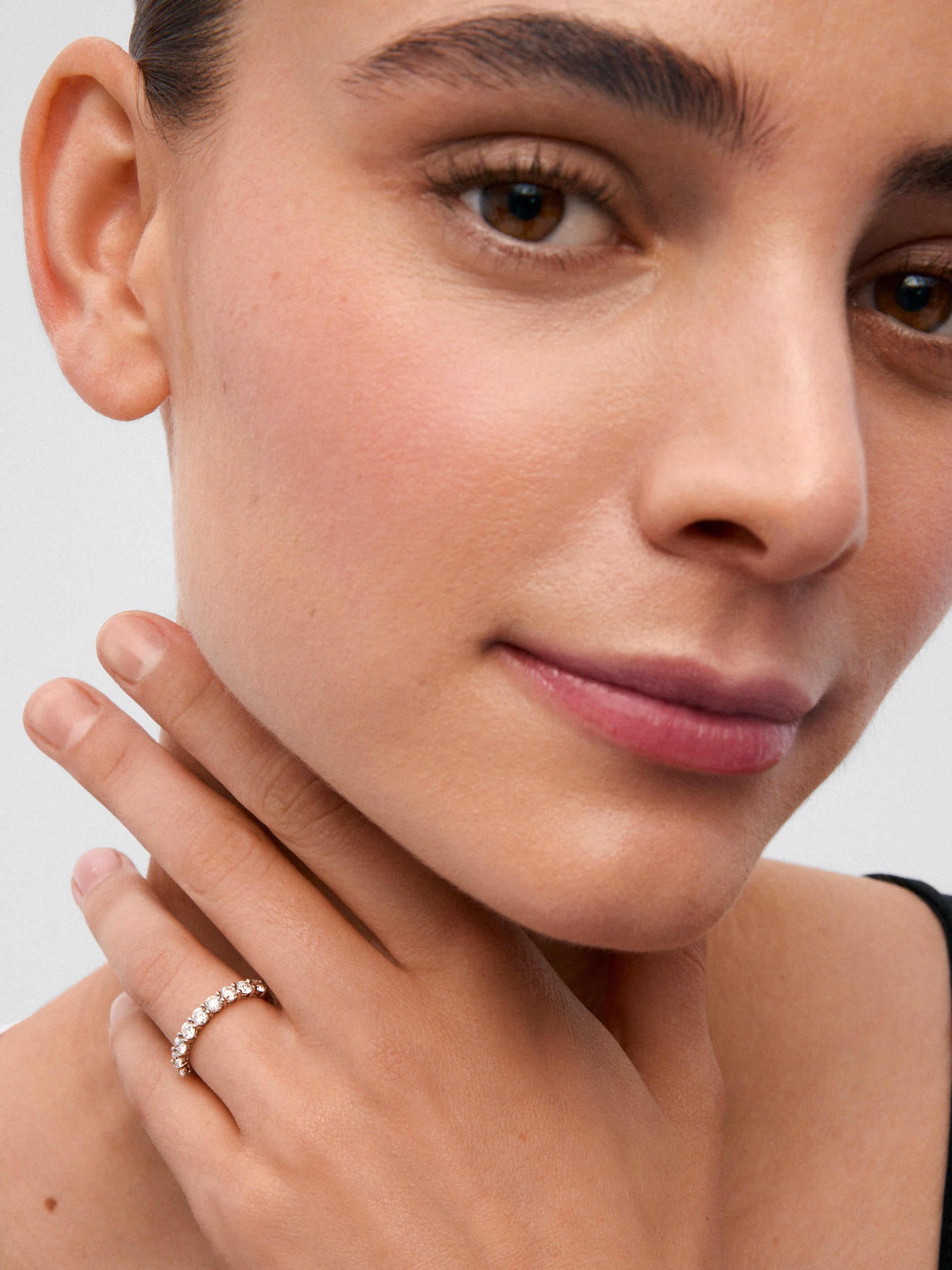Media alianza de oro blanco de 18K con 9 diamantes en talla brillante con un total de 0,9 cts