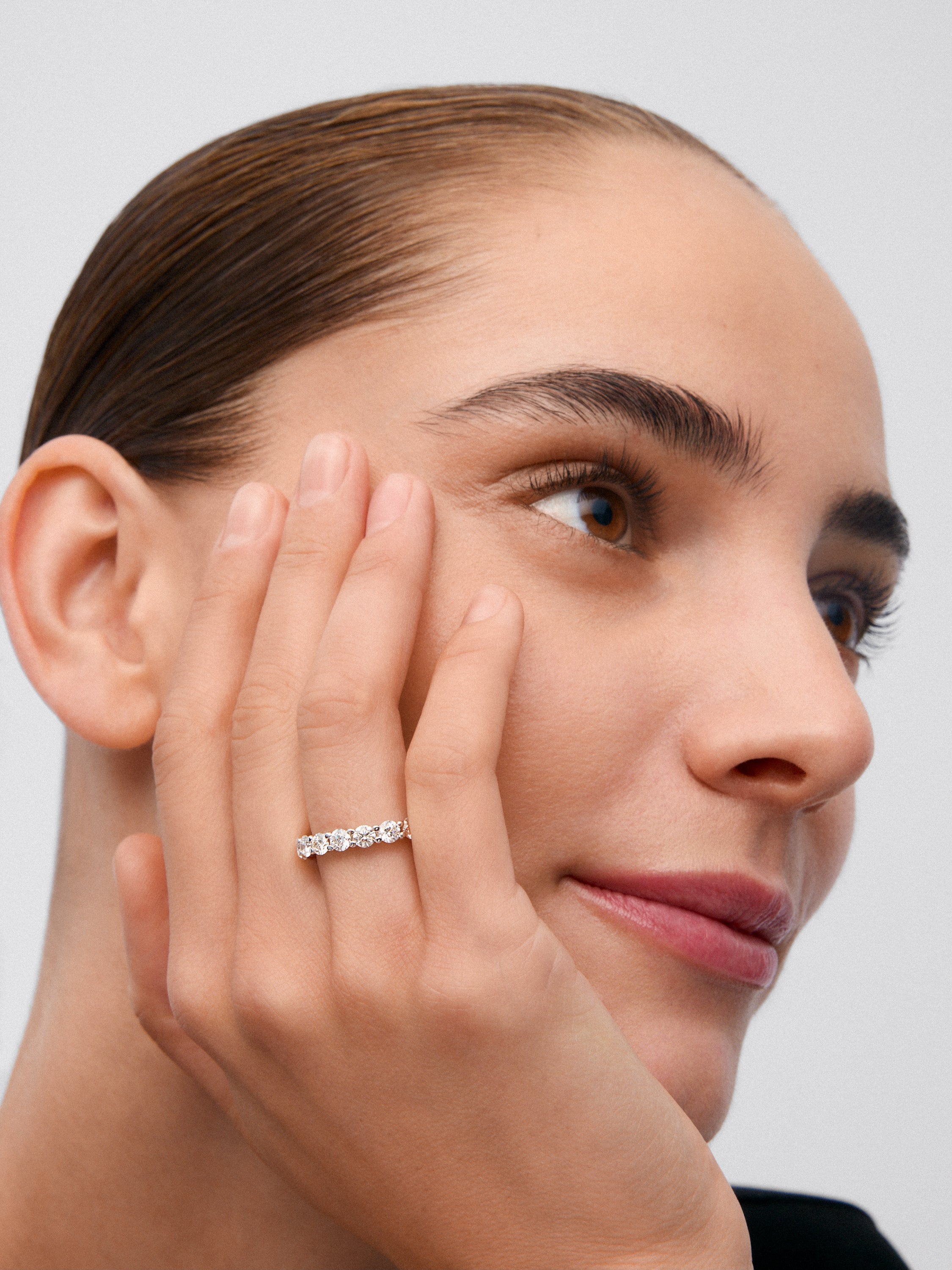 Media alianza de oro blanco de 18K con 8 diamantes en talla brillante con un total de 1,16 cts