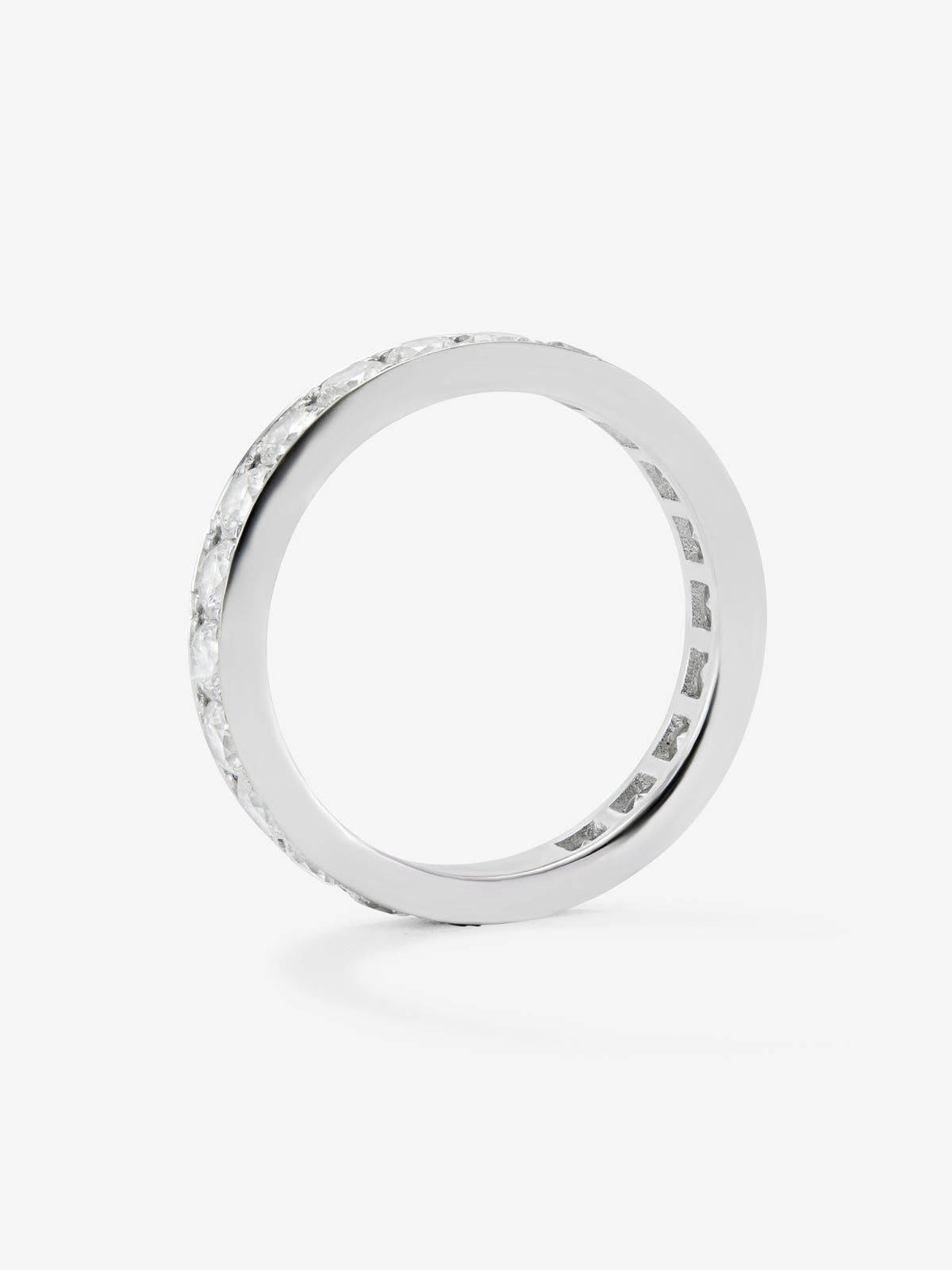 Alianza entera de oro blanco de 18K con 21 diamantes en talla brillante con un total de 2,1 cts