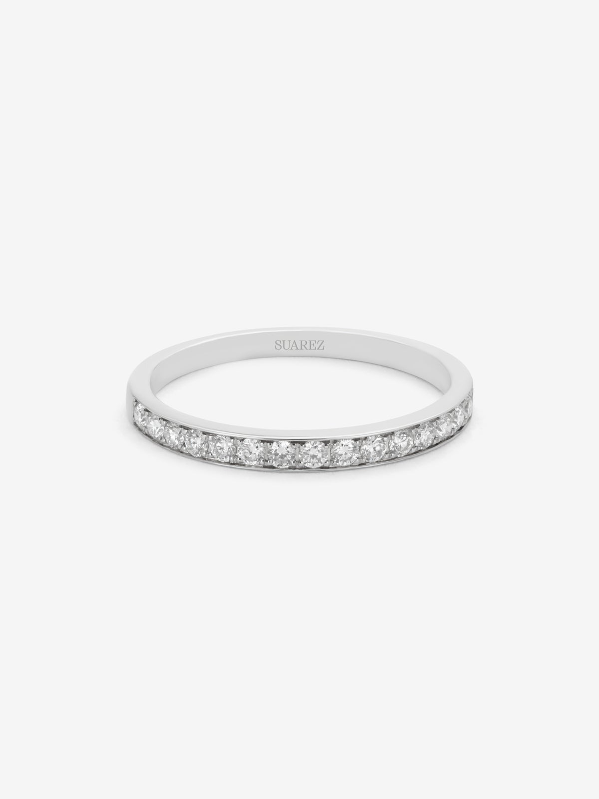 Media alianza de oro blanco de 18K con 16 diamantes en talla brillante con un total de 0,22 cts