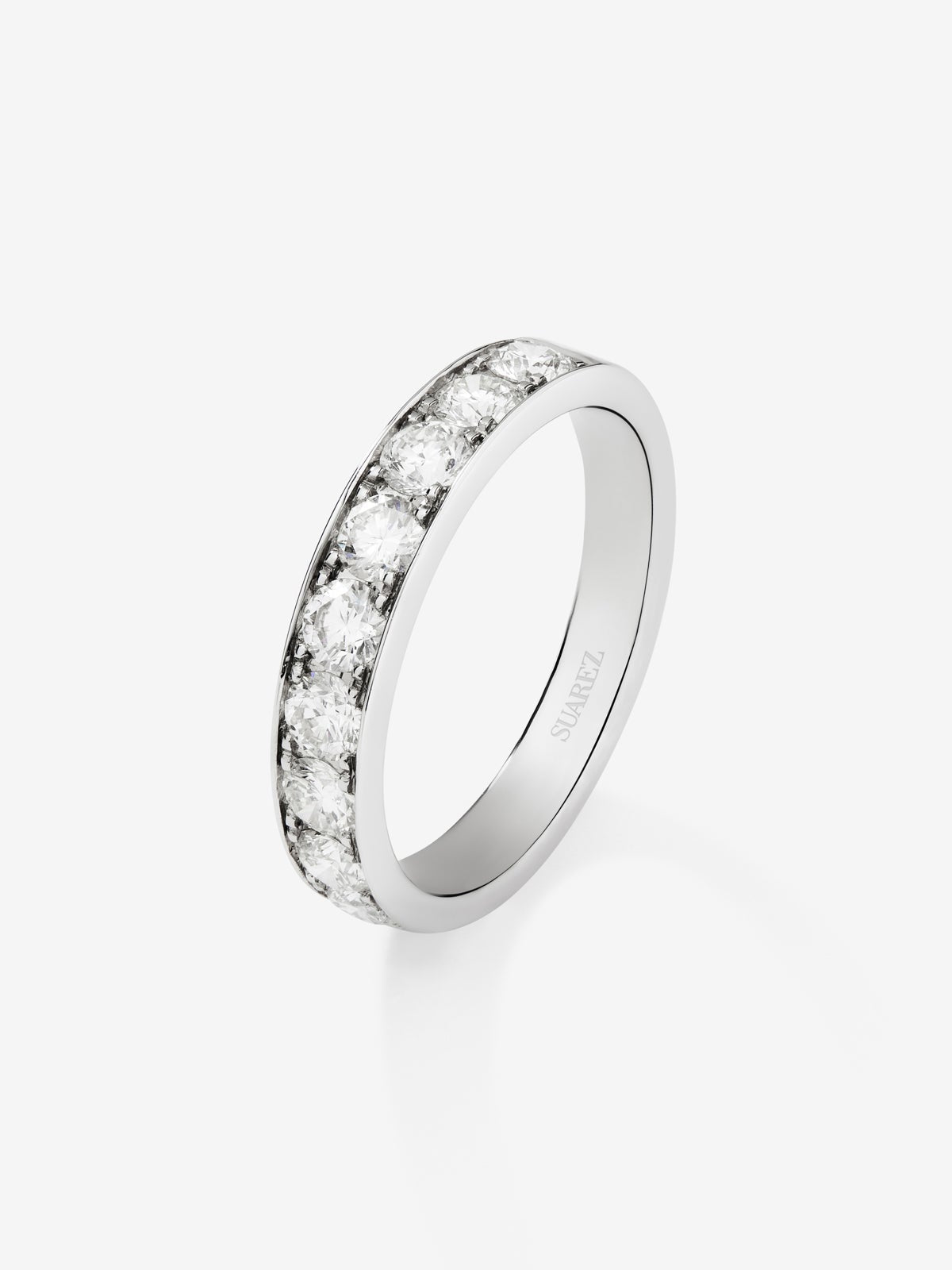 Media alianza de oro blanco de 18K con 8 diamantes en talla brillante con un total de 1,14 cts