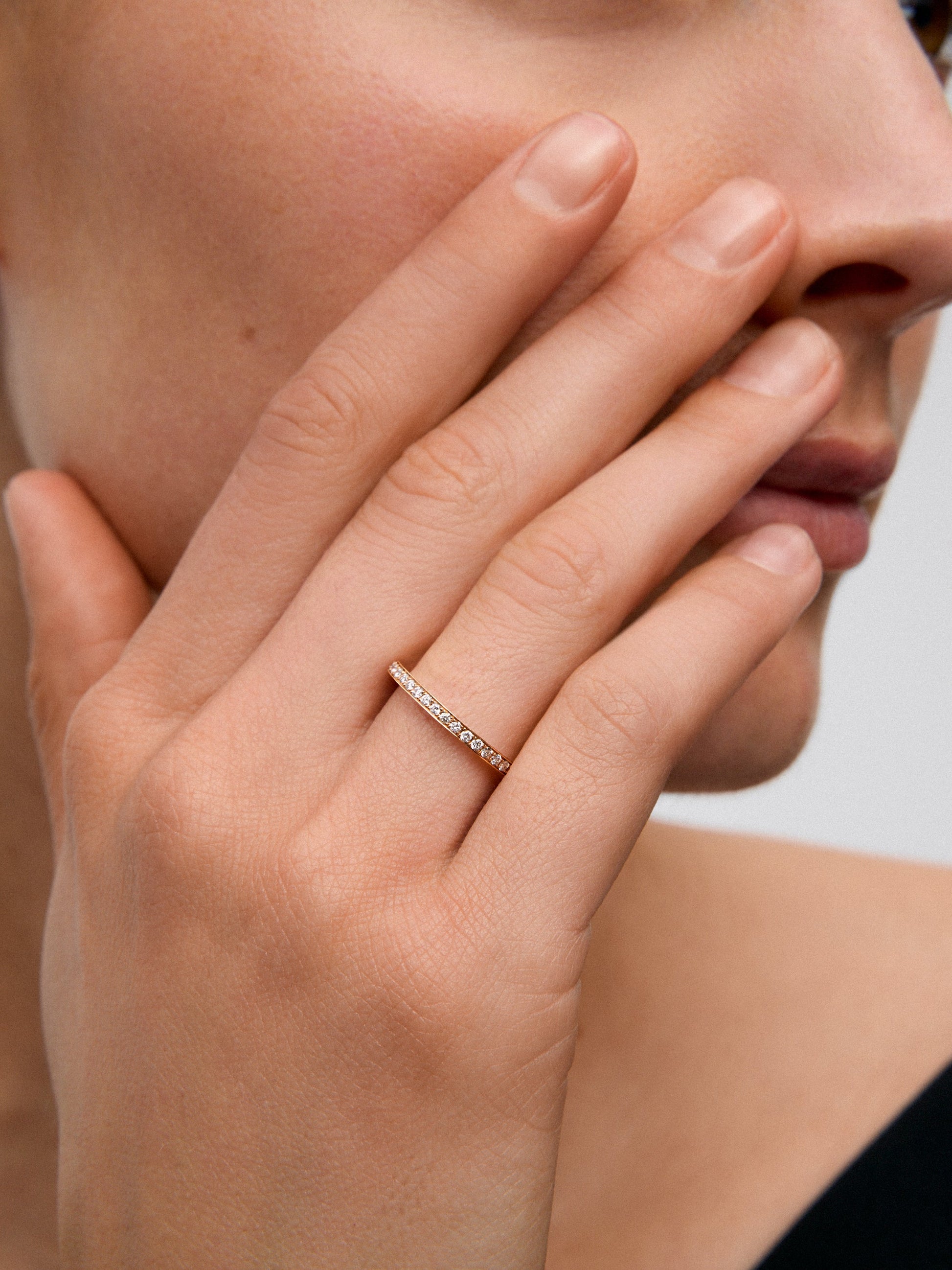 Media alianza de oro rosa de 18K con 18 diamantes en talla brillante con un total de 0,15 cts