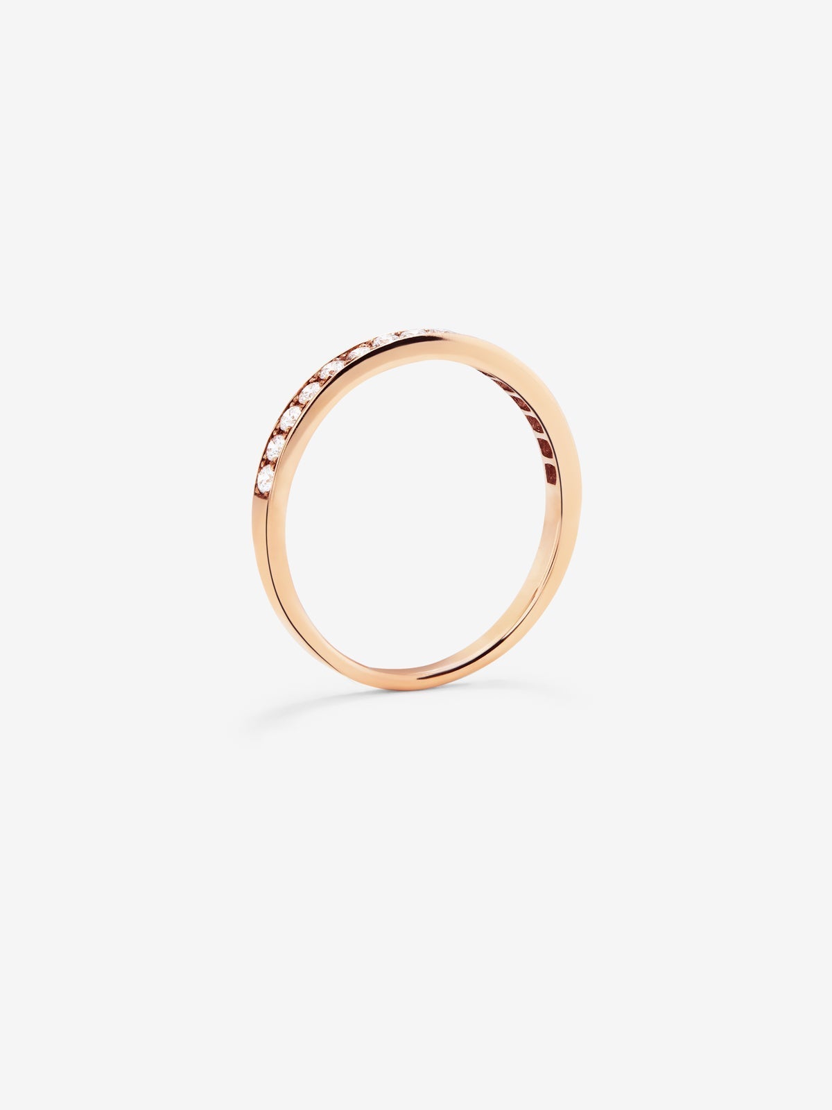 Media alianza de oro rosa de 18K con 18 diamantes en talla brillante con un total de 0,15 cts