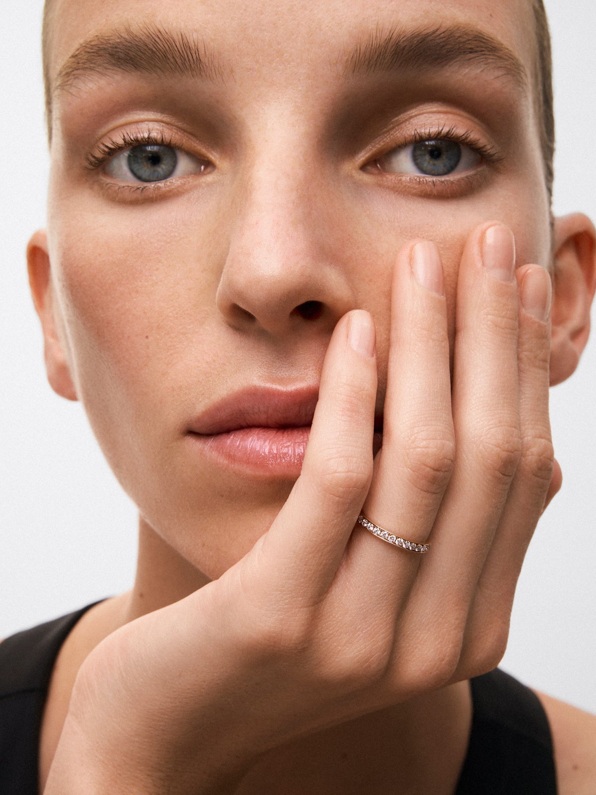 Media alianza de oro rosa de 18K con 15 diamantes en talla brillante con un total de 0,31 cts