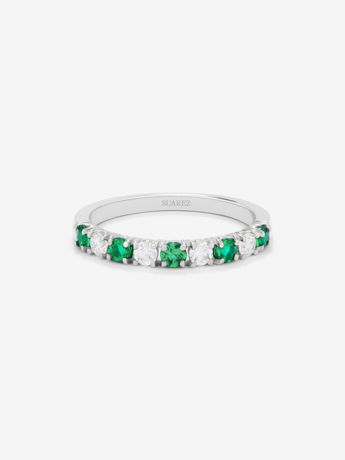 Media alianza de oro blanco de 18K con 5 esmeraldas en talla brillante con un total de 0,28 cts y 4 diamantes en talla brillante con un total de 0,23 cts