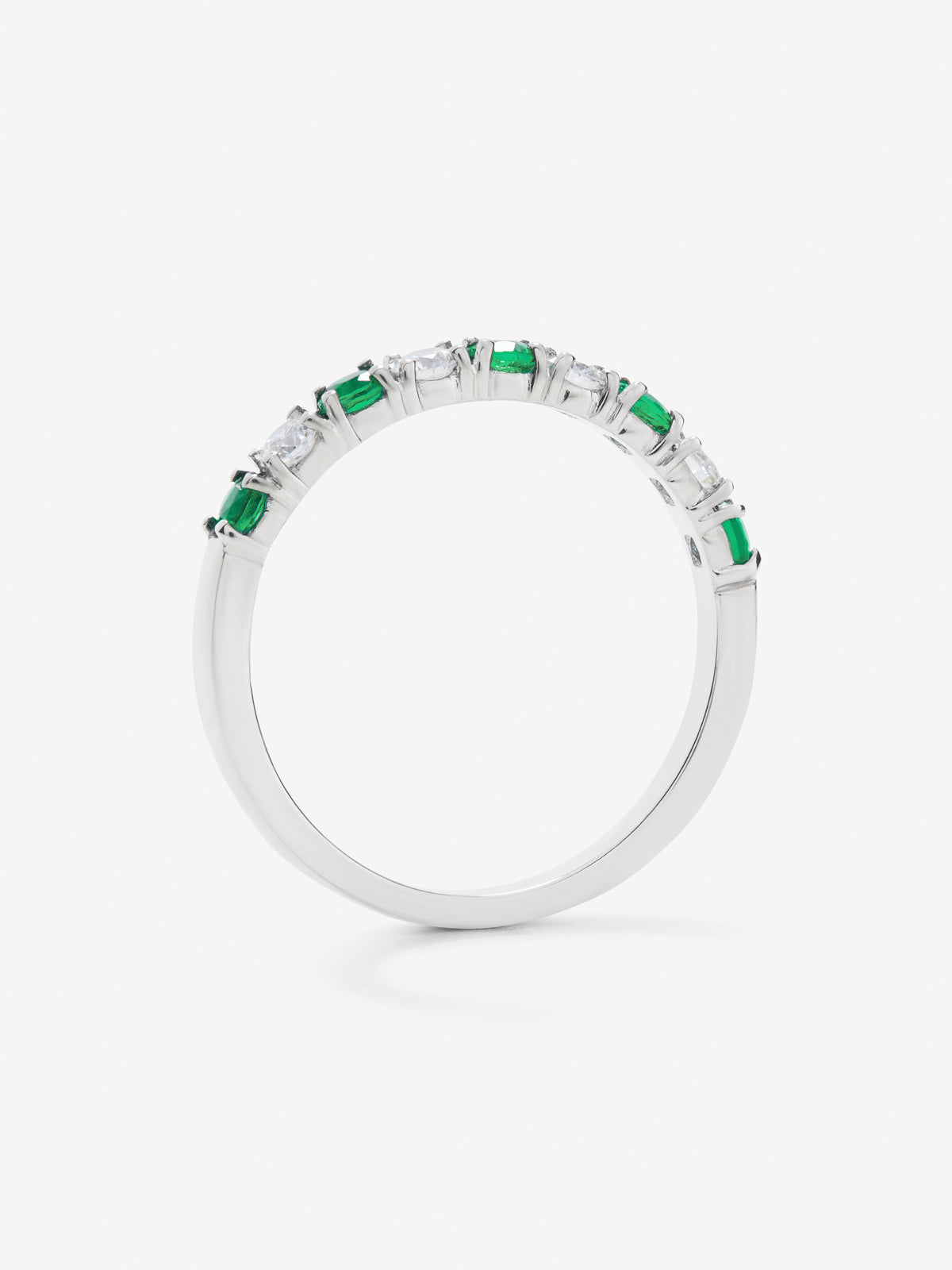 Media alianza de oro blanco de 18K con 5 esmeraldas en talla brillante con un total de 0,28 cts y 4 diamantes en talla brillante con un total de 0,23 cts