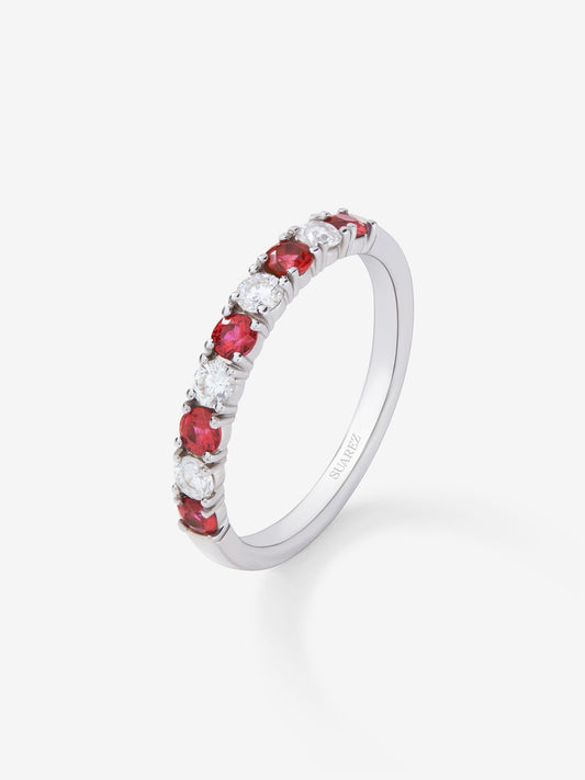 Media alianza de oro blanco de 18K con 5 rubíes en talla brillante con un total de 0,44 cts y 4 diamantes en talla brillante con un total de 0,26 cts