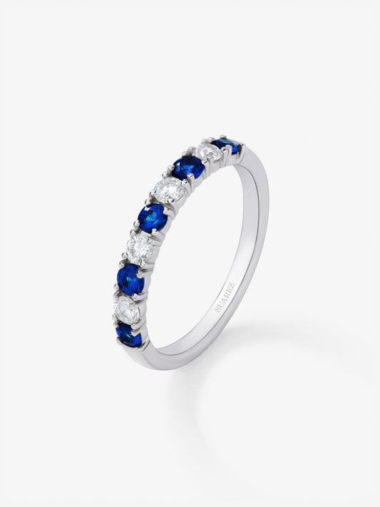 Media alianza de oro blanco de 18K con 5 zafiros azules en talla brillante con un total de 0,39 cts y 4 diamantes en talla brillante con un total de 0,24 cts