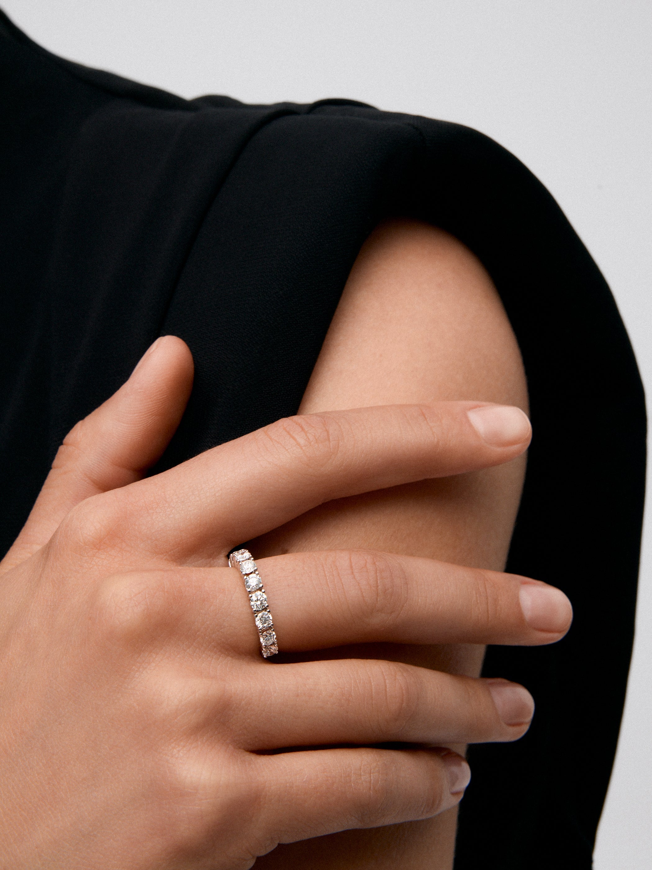 Media alianza de oro blanco de 18K con 9 diamantes en talla brillante con un total de 1,22 cts