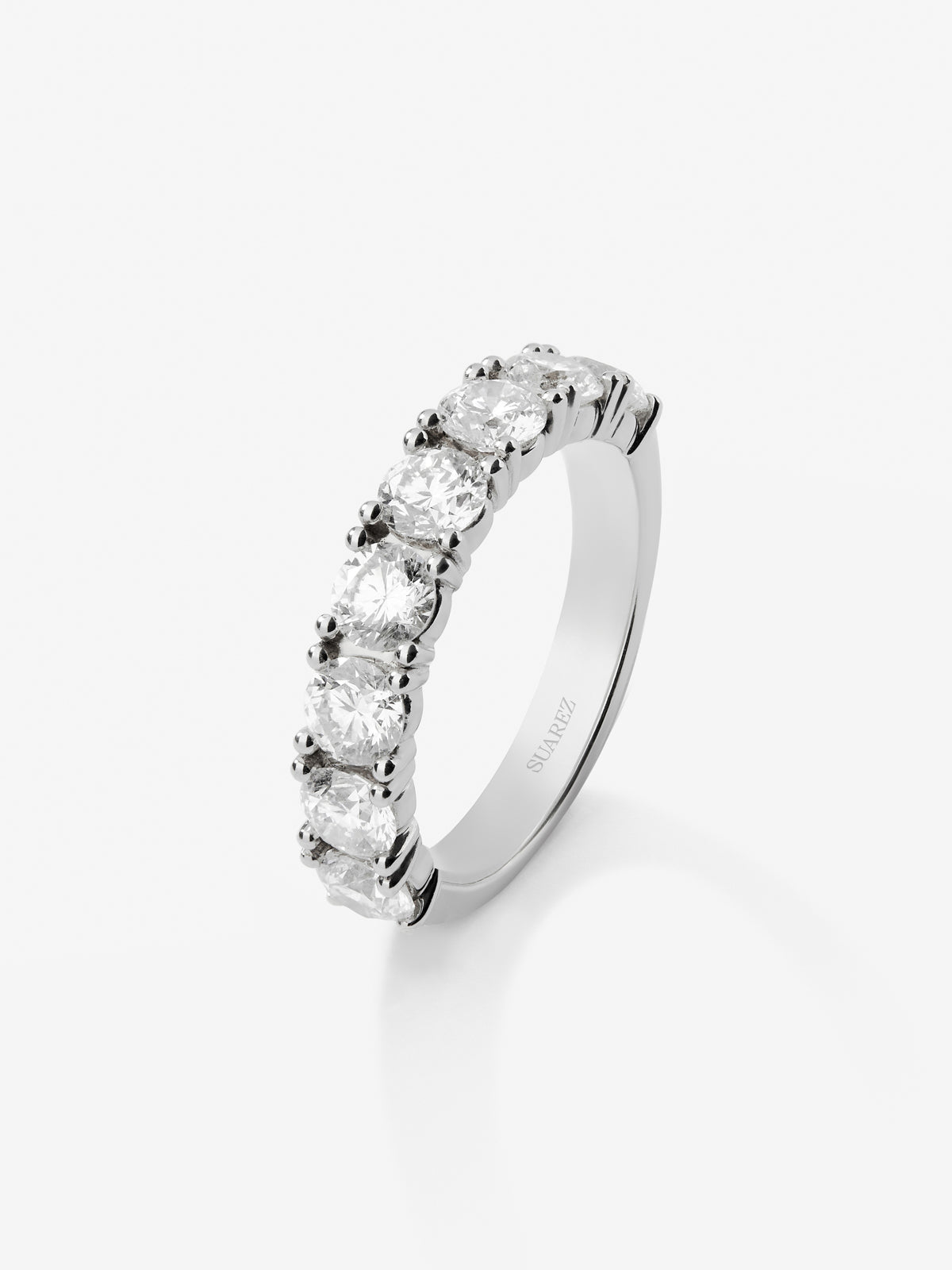 Media alianza de oro blanco de 18K con 8 diamantes en talla brillante con un total de 1,76 cts