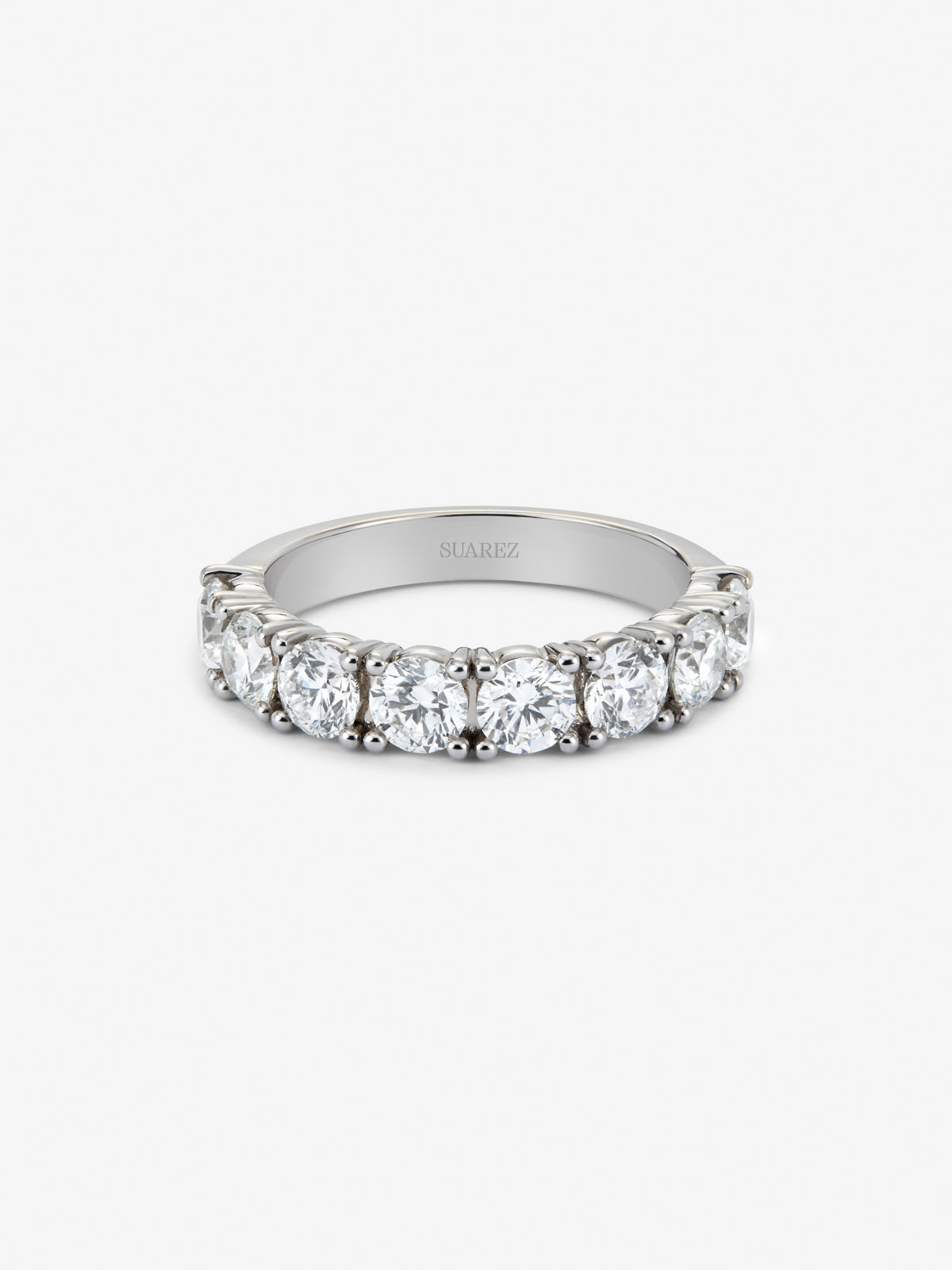 Media alianza de oro blanco de 18K con 8 diamantes en talla brillante con un total de 1,76 cts