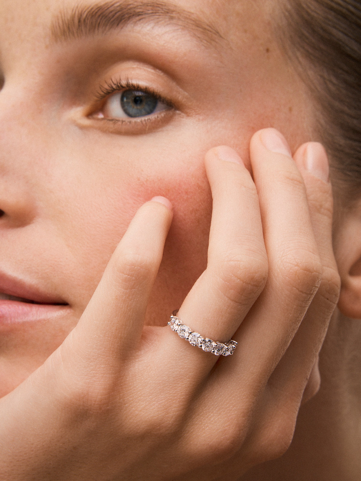 Media alianza de oro blanco de 18K con 8 diamantes en talla brillante con un total de 1,76 cts