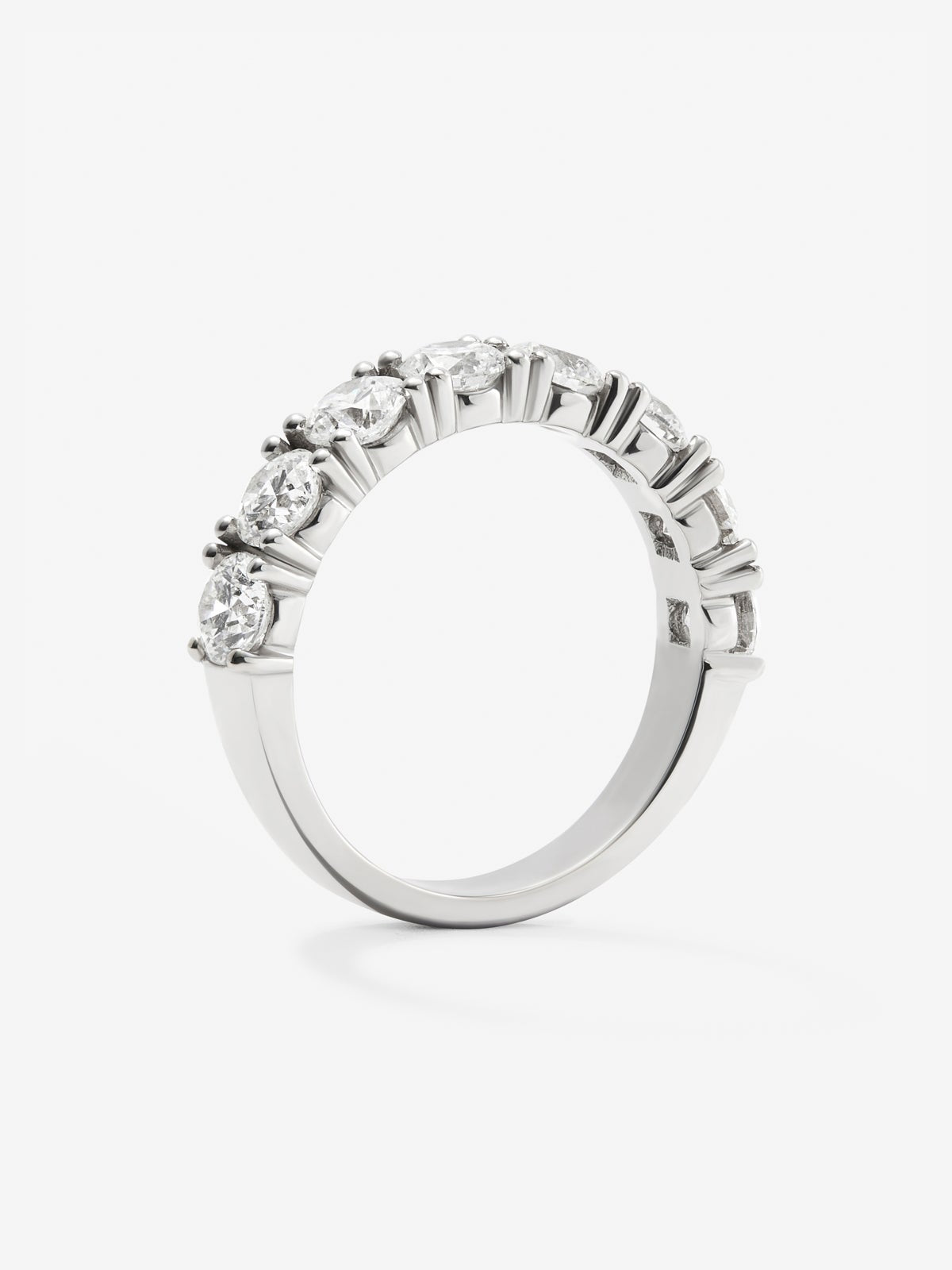 Media alianza de oro blanco de 18K con 8 diamantes en talla brillante con un total de 2,05 cts