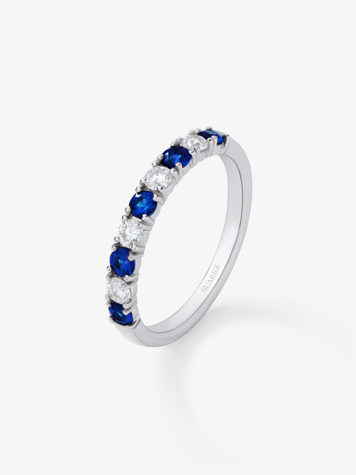 Media alianza de oro blanco de 18K con 5 zafiros azules en talla brillante con un total de 0,37 cts y 4 diamantes en talla brillante con un total de 0,28 cts