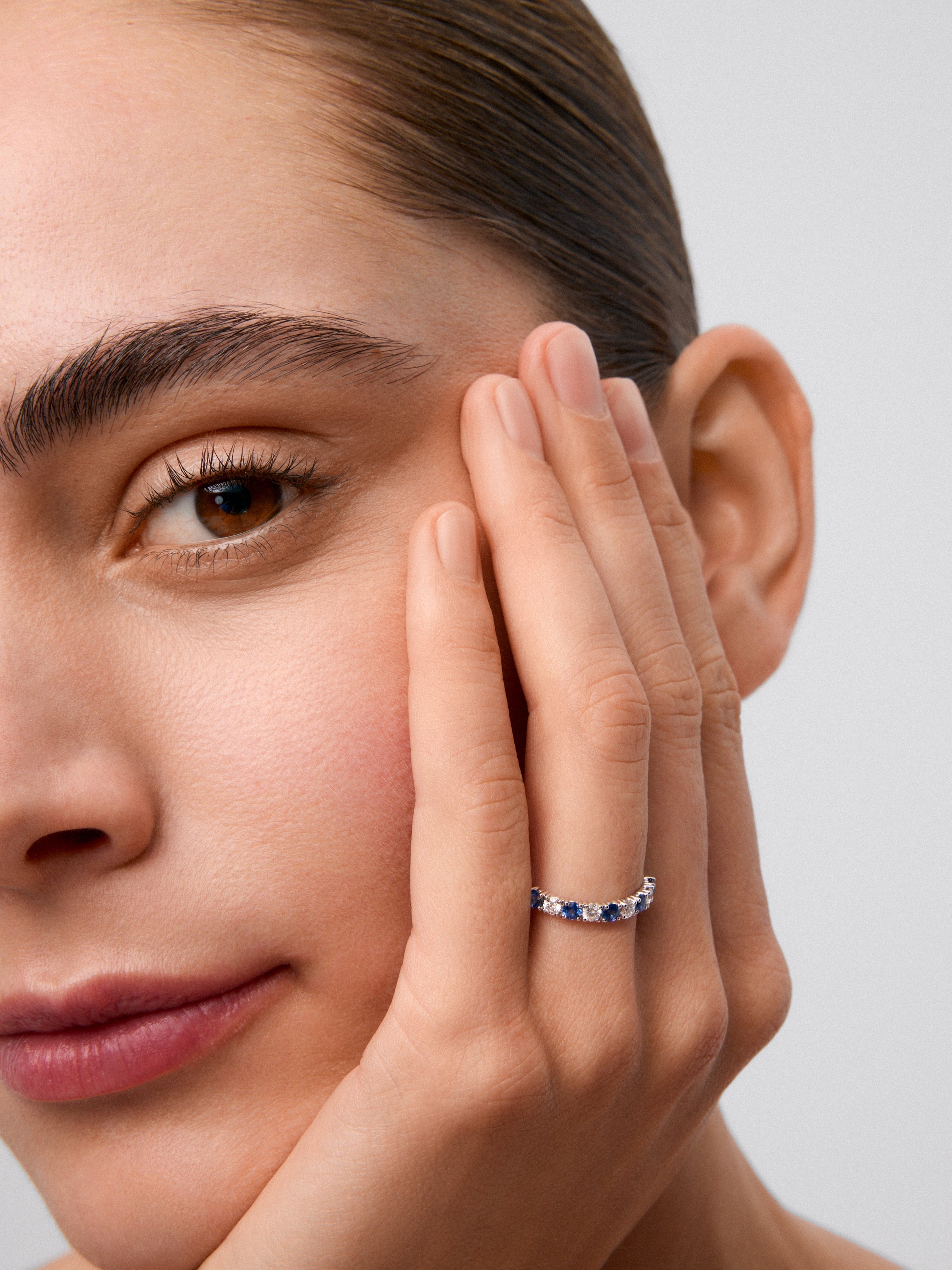Media alianza de oro blanco de 18K con 5 zafiros azules en talla brillante con un total de 0,4 cts y 4 diamantes en talla brillante con un total de 0,27 cts
